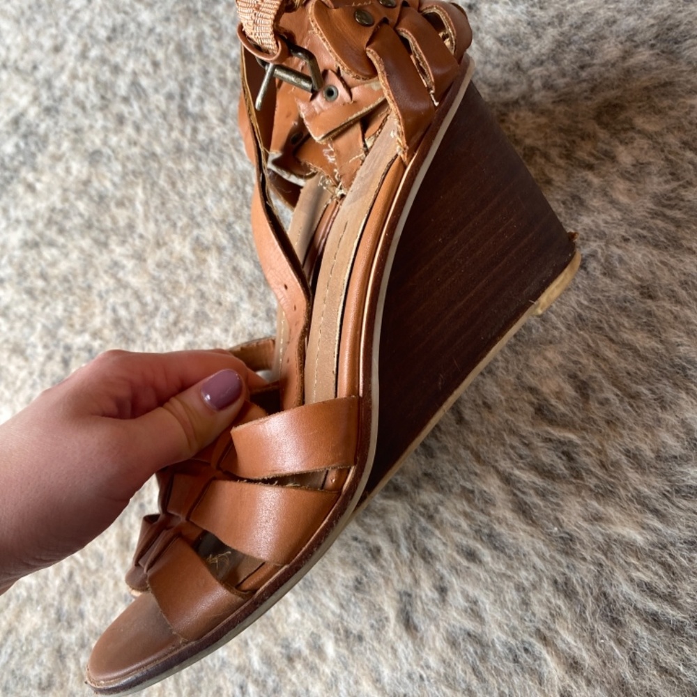 DV Brown Wedge